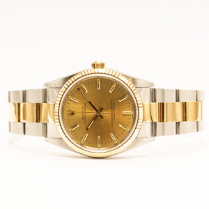 Rolex Oyster Perpetual vuodelta 1991. Terästä ja keltakultaa, kullanvärinen kellotaulu ja Rolexin tehdashuoltotakuu 8/2028 asti.
