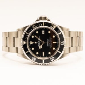 Rolex Sea-Dweller 4000 vuosimallia 2006/2007. Teräskuori, automaattikoneisto ja 1 220 m vesitiiviysluokitus. Tehdashuoltotakuu 10/2028.