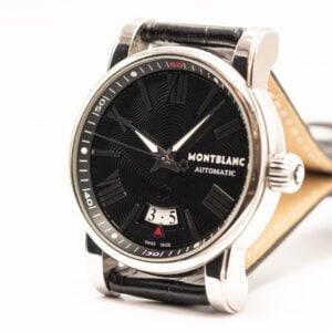 Montblanc 4810 Automatic -rannekello, jossa musta guilloché-kellotaulu, automaattikoneisto ja persoonallinen päivämääränäyttö.