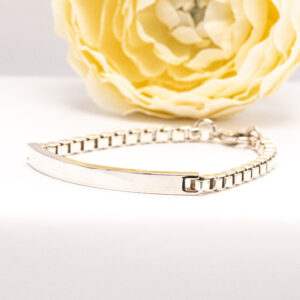 Tiffany & Co. Venetian Link I.D. -rannekoru 925-hopeaa. Geometrinen ketju ja sileä nimilaatta. Toimitetaan Tiffany & Co. -kangaspussissa.