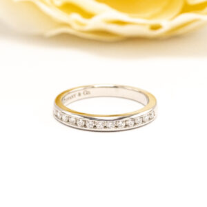 Tiffany & Co platinainen puoliallianssisormus, jossa briljanttihiontaisia timantteja yhteensä noin 0,14 ct. Ajaton ja siro designklassikko.