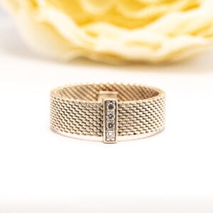 Tiffany & Co. Mesh -hopeasormus, jossa on neljä briljanttihiontaista timanttia. Koko 20. Mukana alkuperäinen kuitti ja Tiffany & Co. -pussi.