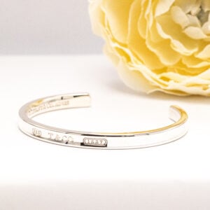 Tiffany & Co. 1837 Narrow Cuff -rannekoru 925-hopeaa. Halkaisija noin 52 mm. Toimitetaan Tiffany & Co. -rasiassa.