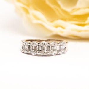 Kultakeskuksen Hämeenlinnassa vuonna 2004 valmistama 14k valkokultainen timanttisormus. Yhteensä 1,15 ct W/VS-timantteja kahdella eri hionnalla.