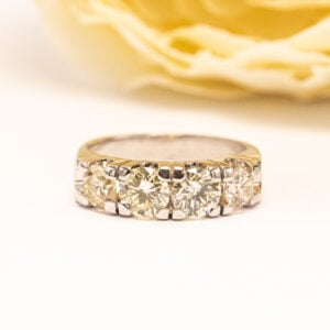 Näyttävä 18k valkokultainen timanttisormus, jossa neljä briljanttihiontaista timanttia, yhteensä 2,00 ct. Ajaton ja säihkyvä timanttikoru.