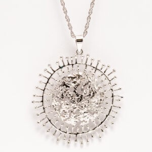 Tapio Wirkkalan Kultakeskukselle suunnittelema Täysikuu-hopeakaulakoru. Veistoksellinen vintage-riipus, halkaisija noin 35 mm.