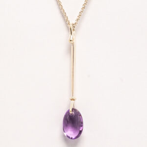 Georg Jensen Dew Drop -hopeakaulakoru violetilla ametistilla. Vivianna Torun Bülow-Hüben suunnittelema pohjoismaisen korumuotoilun klassikko.